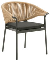 Moderner Gartensessel mit geflochtener Rückenlehne und schwarzem Sitzpolster, seitliche Perspektive