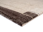 Nahaufnahme eines rechteckigen Teppichs mit braunen und beigen Streifen, perspektivisch von der Seite aufgenommen.