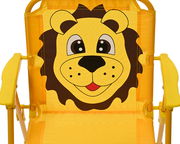 Gelber Kinderstuhl mit fröhlichem Löwenmotiv auf der Rückenlehne, Vorderansicht