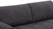 Nahaufnahme der Rückenlehne eines dunkelgrauen Funktionssofas aus Stoff.