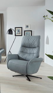 Grauer Fernsehsessel in modernem Wohnzimmer, seitliche Perspektive