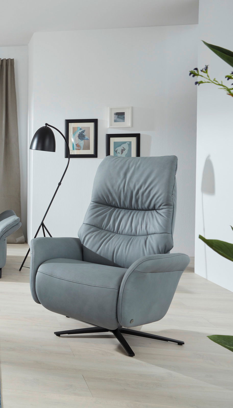 Grauer Fernsehsessel in modernem Wohnzimmer, seitliche Perspektive