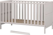 Wit houten babybedje met spijlen, zijaanzicht