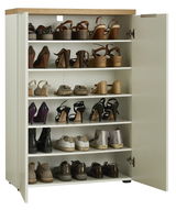 Schuhschrank mit offenen Türen, gefüllt mit verschiedenen Schuhen, aus frontaler Perspektive