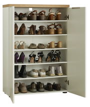 Schuhschrank mit offenen Türen, gefüllt mit verschiedenen Schuhen, aus frontaler Perspektive