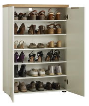 Schuhschrank mit offenen Türen, gefüllt mit verschiedenen Schuhen, aus frontaler Perspektive