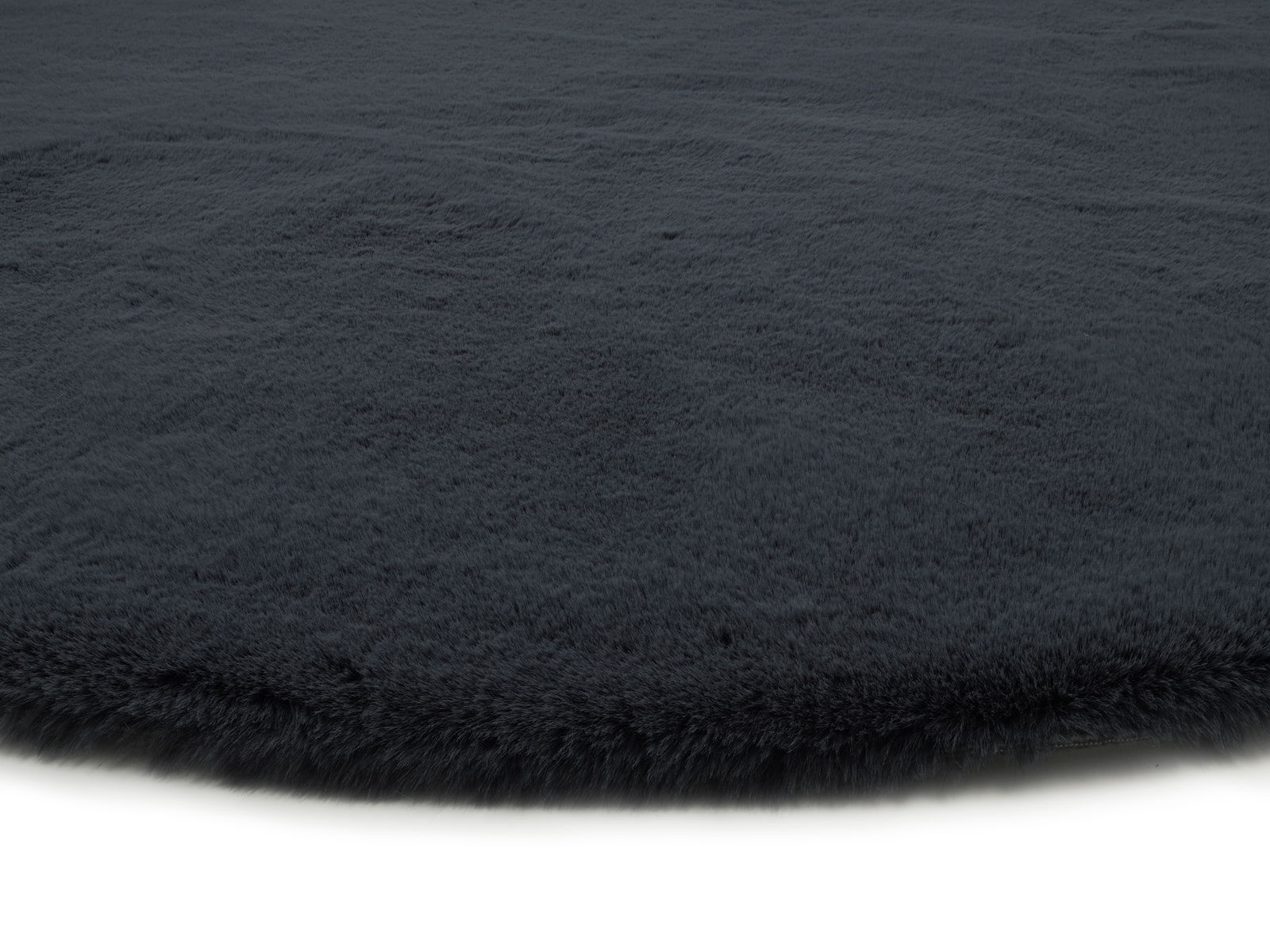 Nahaufnahme eines dunkelgrauen Fellteppichs mit weicher, flauschiger Textur.