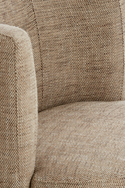 Nahaufnahme eines Sessels mit beige-braunem Stoffbezug, seitliche Perspektive.