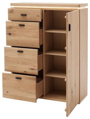 Hochkommode aus Holz mit drei offenen Schubladen und einer geöffneten Tür, die Regalfächer zeigt, Perspektive von vorne.