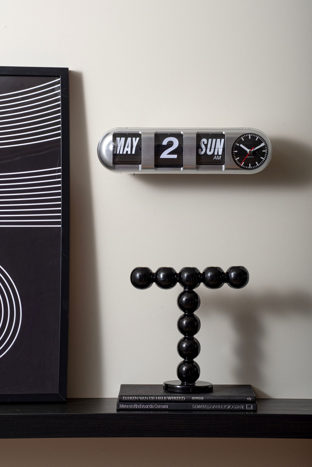 Moderne Tischuhr mit Datumsanzeige und analoger Uhr, seitliche Perspektive