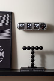 Moderne Tischuhr mit Datumsanzeige und analoger Uhr, seitliche Perspektive