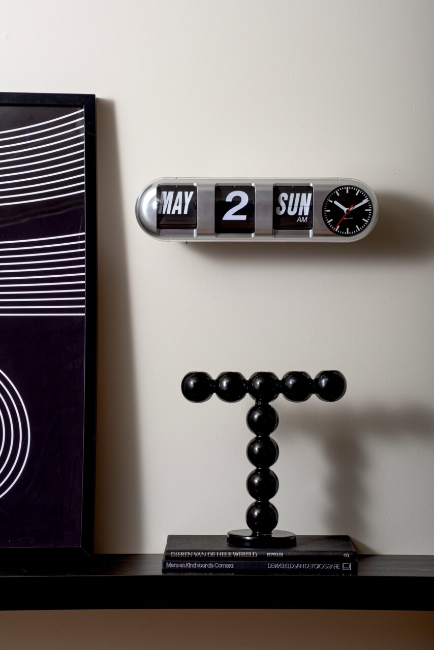 Moderne Tischuhr mit Datumsanzeige und analoger Uhr, seitliche Perspektive