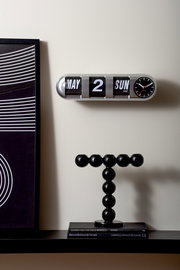 Moderne Tischuhr mit Datumsanzeige und analoger Uhr, seitliche Perspektive