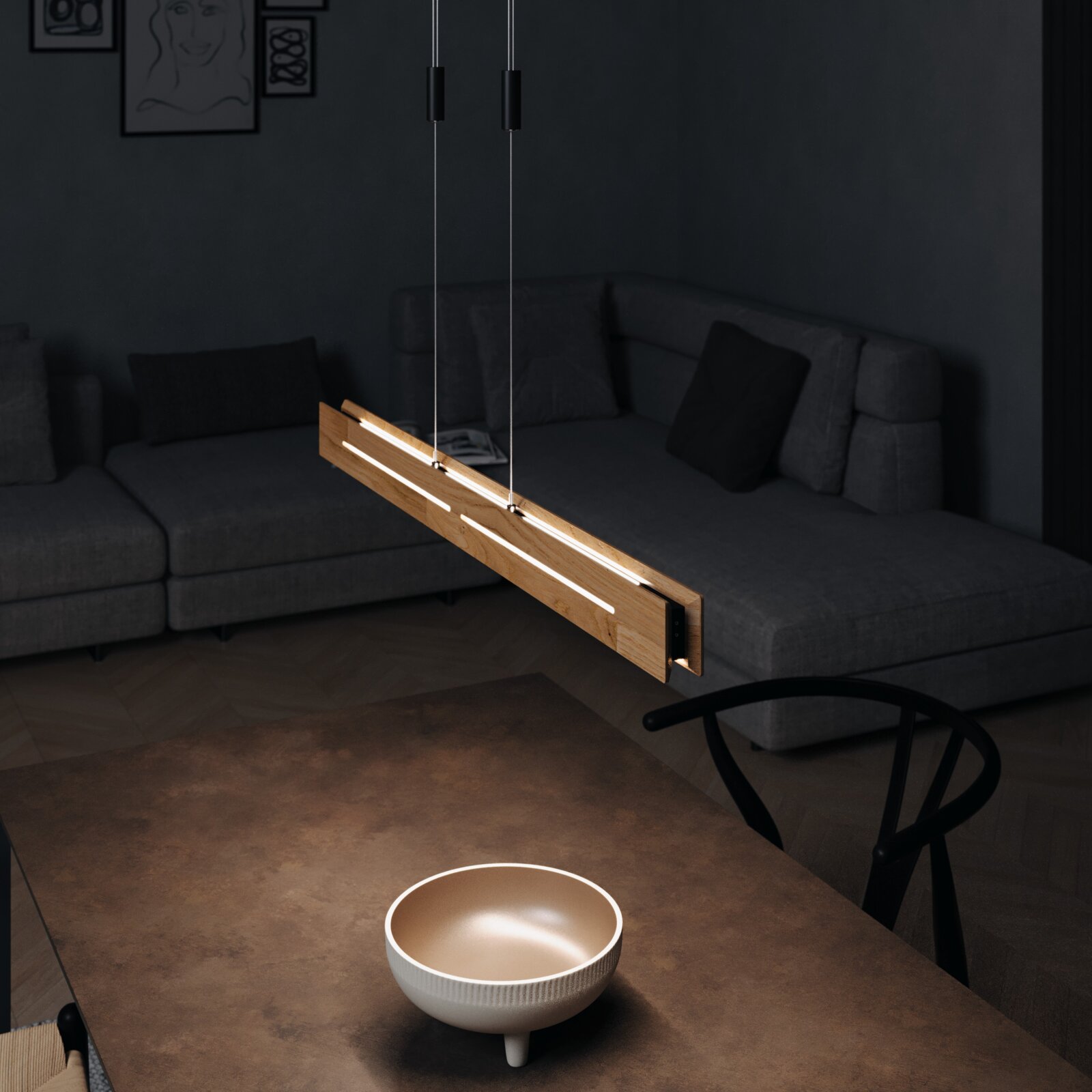 ELOBRA LED-Pendelleuchte MEXICO PLUS XS Moderne LED-Pendelleuchte aus Holz, hängend über einem Tisch in einem stilvoll eingerichteten Wohnzimmer, seitliche Perspektive.