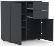 Anthrazitfarbener Badezimmerschrank mit geöffneter Tür und teilweise ausgezogenen Schubladen, Innenfächer sichtbar, perspektivische Ansicht schräg von vorn rechts.