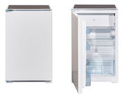 Zwei Ansichten eines weißen Kühlschranks, eine von vorne geschlossen und eine von vorne mit geöffneter Tür, die das Innere zeigt.