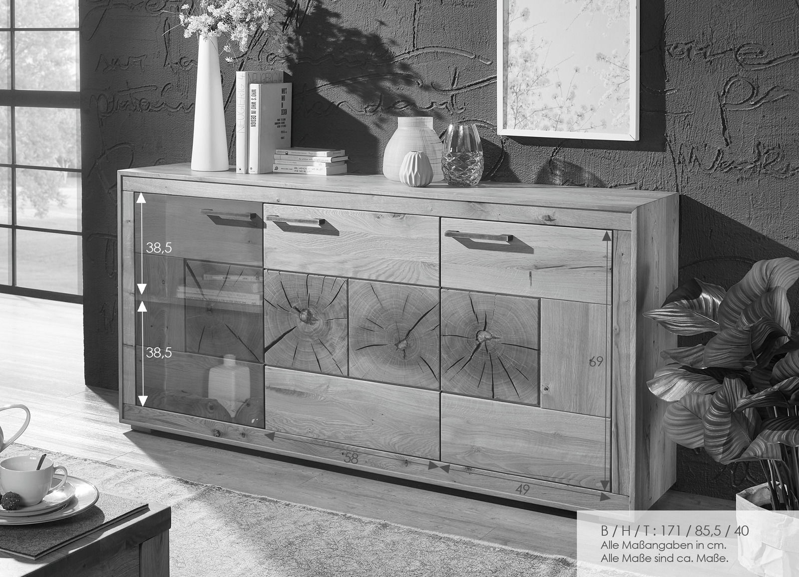 Frontale Ansicht eines Sideboards aus Holz mit natürlicher Maserung und dekorativen Elementen. Das Sideboard hat drei Schubladen und zwei Türen, die interessante Holzstrukturen zeigen. Dekoriert mit Vasen und Büchern auf der Oberseite.