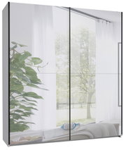 Moderne kledingkast met grote spiegeldeuren en een zwart frame, gefotografeerd vanuit een schuin vooraanzicht vanaf de linkerkant