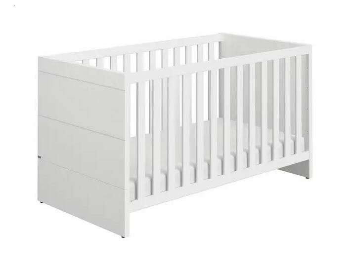 Weißes Kinderbett aus Holz, seitliche Perspektive