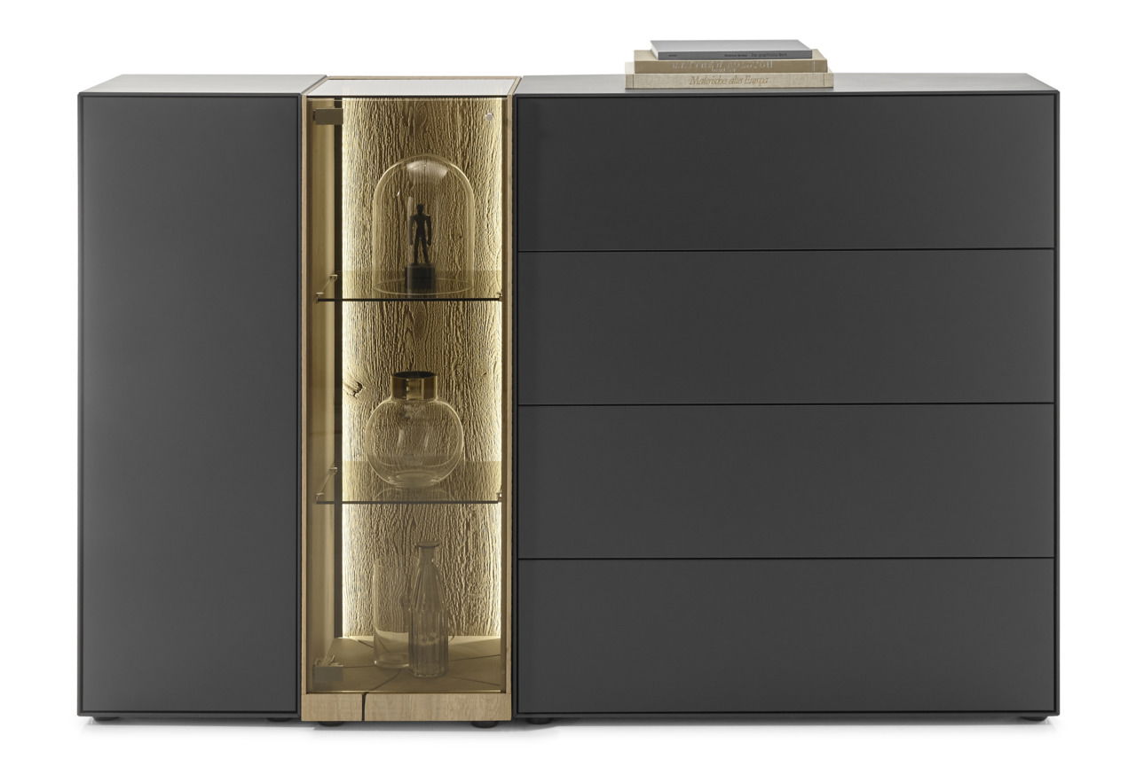 Frontale Ansicht des Highboards Musterring TREVIO mit dunkler Oberfläche und beleuchtetem Vitrinenfach in der Mitte.