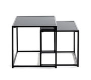 Zwei ineinanderschiebbare Beistelltische/Nesting Tables mit schwarzem Metallrahmen und dunkler Tischplatte, frontal in leichter Schrägansicht fotografiert