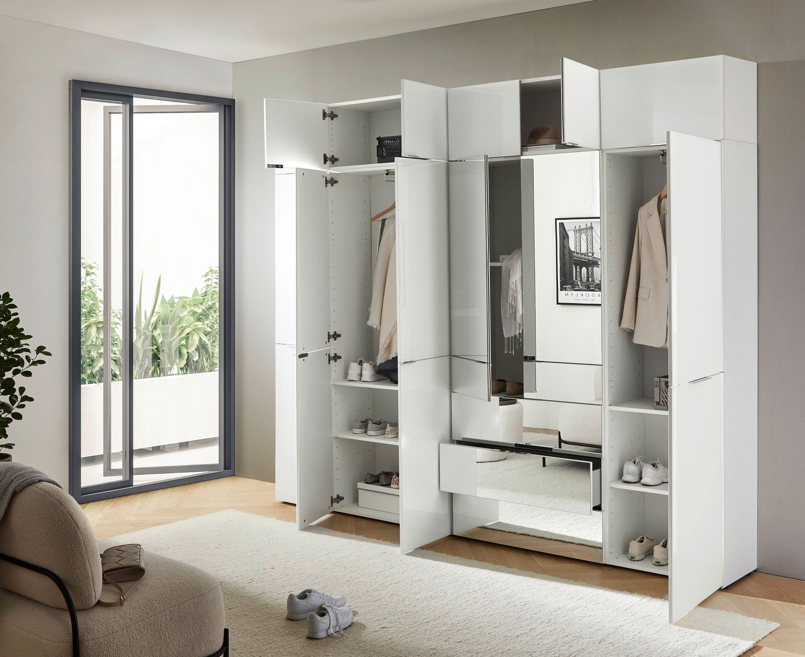 Moderner weißer Stauraumschrank mit offenen Türen, der von vorne gezeigt wird. Enthält Regale, Kleiderstangen und Spiegel.