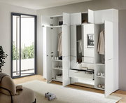 Moderner weißer Stauraumschrank mit offenen Türen, der von vorne gezeigt wird. Enthält Regale, Kleiderstangen und Spiegel.