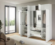 Moderner weißer Stauraumschrank mit offenen Türen, der von vorne gezeigt wird. Enthält Regale, Kleiderstangen und Spiegel.