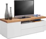 Modernes TV-Lowboard in Weiß mit Holzplatte, dekoriert mit Vasen und Büchern, seitliche Perspektive