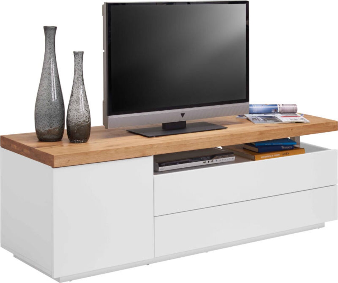 Modernes TV-Lowboard in Weiß mit Holzplatte, dekoriert mit Vasen und Büchern, seitliche Perspektive