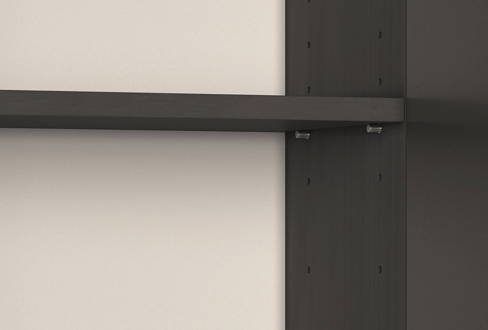 Nahaufnahme eines schwarzen Regals mit verstellbaren Einlegeböden, seitliche Perspektive.