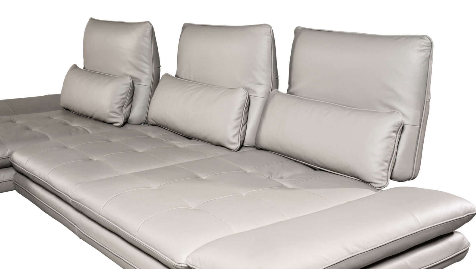 Beige Longchairkombination mit drei Rückenkissen und zwei Nackenrollen, seitliche Perspektive