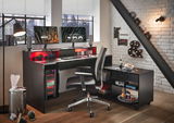 Moderner Gaming-Schreibtisch mit zwei Monitoren, beleuchtetem PC-Gehäuse und ergonomischem Stuhl, seitliche Perspektive.