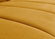 Nahaufnahme einer gelben Polsterrundecke aus weichem Stoff, seitliche Perspektive