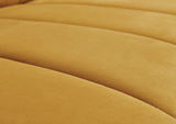 Nahaufnahme einer gelben Polsterrundecke aus weichem Stoff, seitliche Perspektive