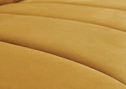 Nahaufnahme einer gelben Polsterrundecke aus weichem Stoff, seitliche Perspektive