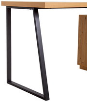 Moderner Schreibtisch mit Holzplatte und schwarzem Metallgestell, seitliche Perspektive