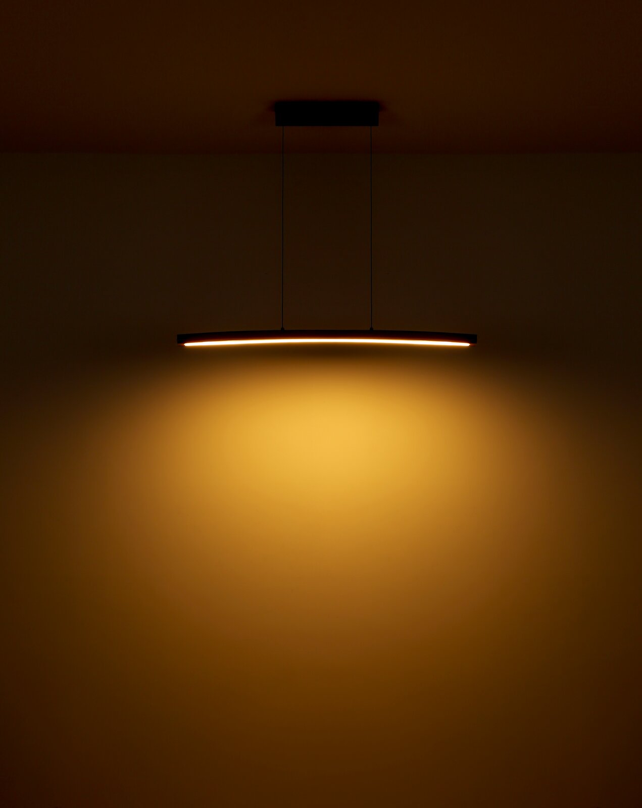 Moderne Hängeleuchte mit warmem Licht, seitliche Perspektive