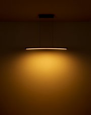 Moderne Hängeleuchte mit warmem Licht, seitliche Perspektive