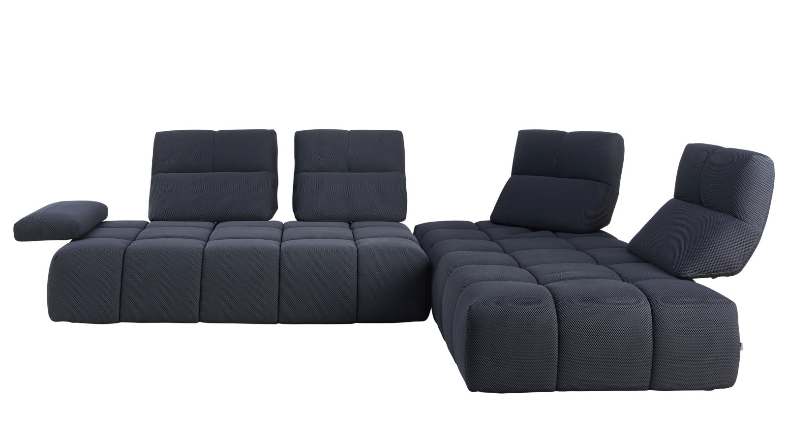 Moderne Eckgarnitur in dunklem Stoff, bestehend aus mehreren modularen Sitzflächen und verstellbaren Rückenlehnen, seitliche Perspektive.
