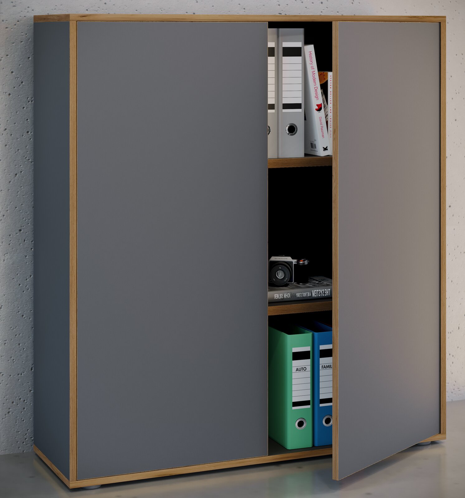 Modernes Sideboard/Schrank mit Holzrahmen und grauen Fronten, eine Schiebetür teilweise geöffnet mit sichtbaren Ordnern, Büchern und Kamera im Fach, Frontansicht leicht von links.