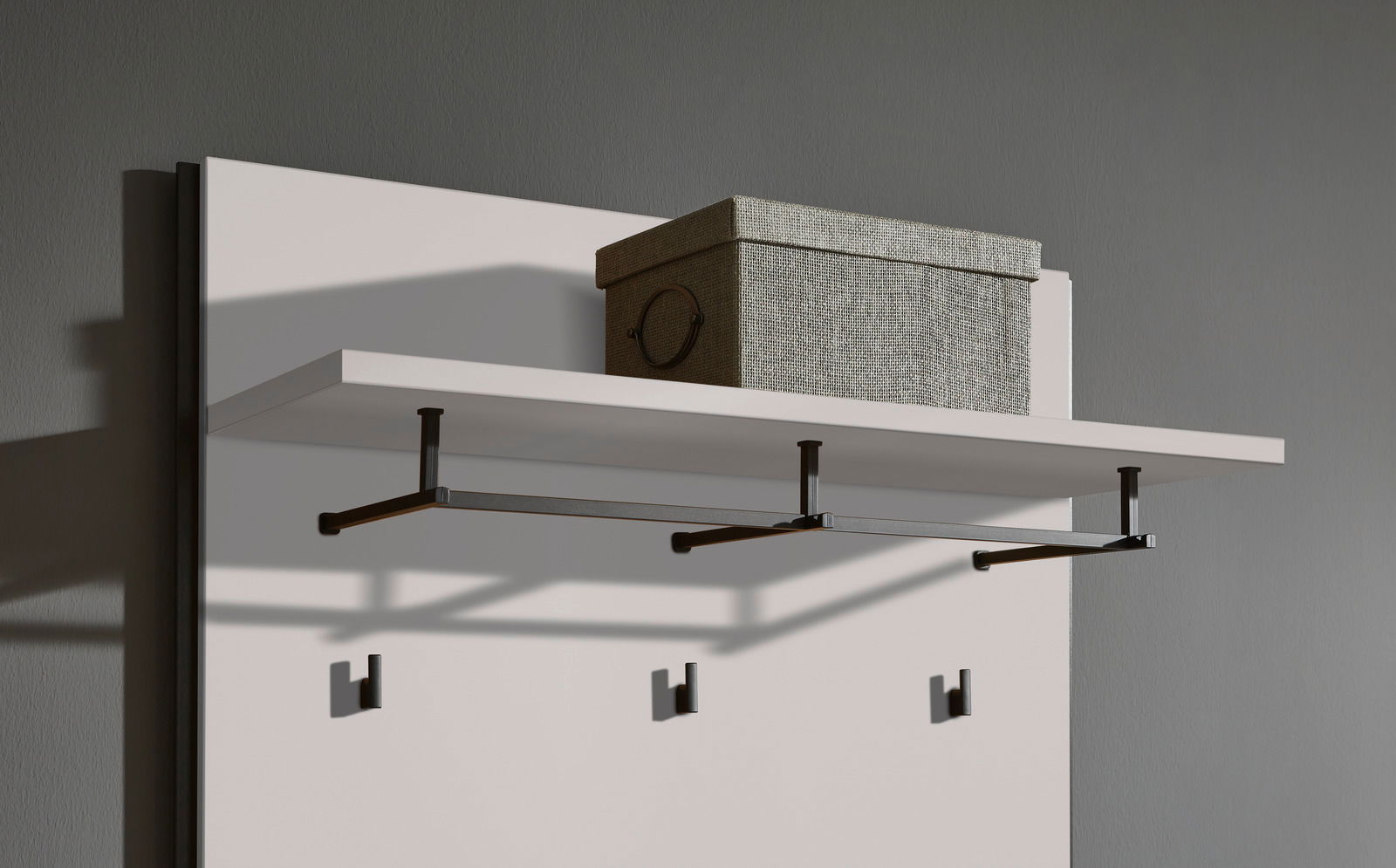 Garderobenpaneel mit Ablage, Kleiderstange und Haken, seitliche Perspektive