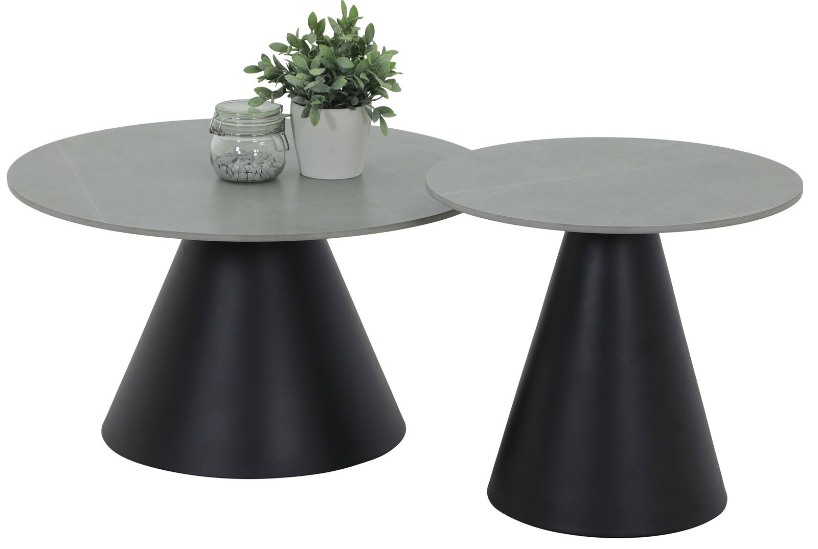 Zweier-Set Couchtische mit runden, grauen Tischplatten und konischen schwarzen Beinen, aus seitlicher Perspektive fotografiert. Auf dem größeren Tisch steht eine Pflanze und ein Glasgefäß.