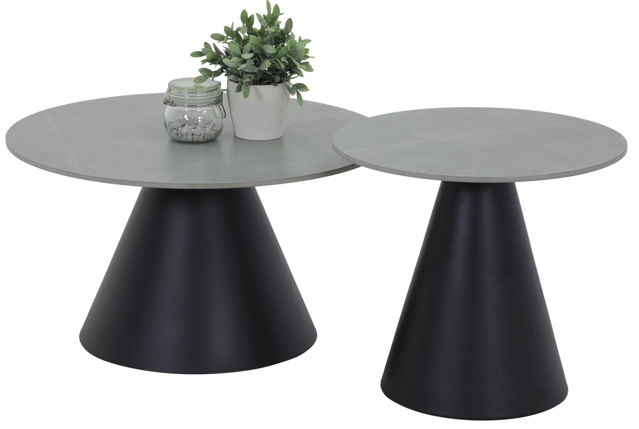 Zweier-Set Couchtische mit runden, grauen Tischplatten und konischen schwarzen Beinen, aus seitlicher Perspektive fotografiert. Auf dem größeren Tisch steht eine Pflanze und ein Glasgefäß.