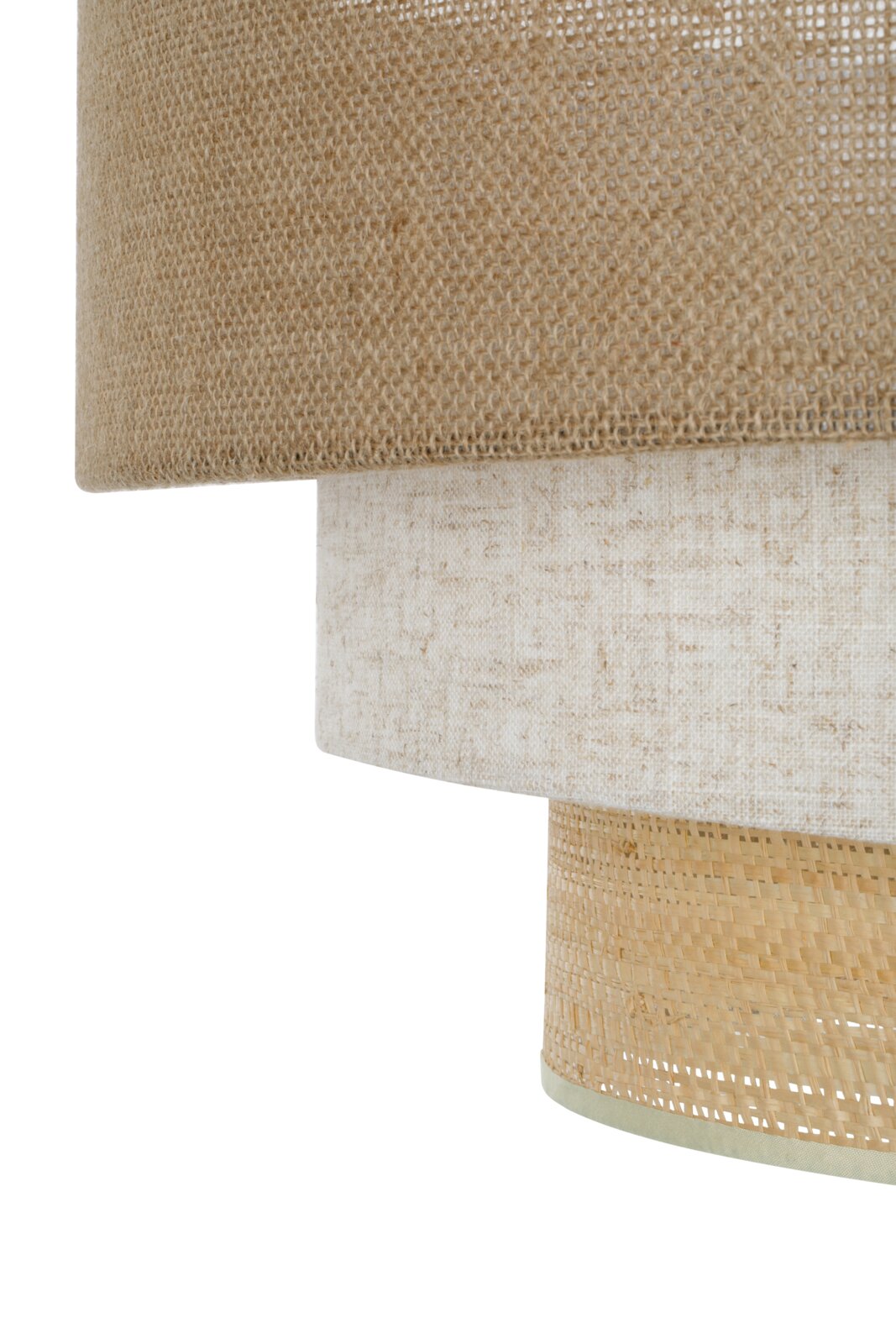 Close-up zijaanzicht van een natuurlijke lampenkap met drie lagen: grof jute boven, beige linnen midden en gevlochten riet onder, op witte achtergrond