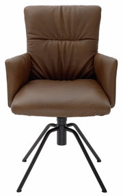 Brauner Ledersessel mit Armlehnen und schwarzem Metallgestell, Frontalansicht