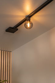 Deckenstrahler TYCHO in Schwarz mit Rauchglas, seitliche Perspektive