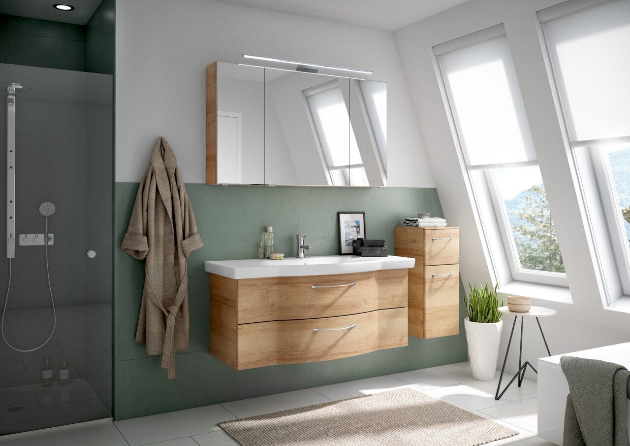 Moderner Badblock in Holzoptik mit Waschbecken und Spiegel, seitliche Perspektive