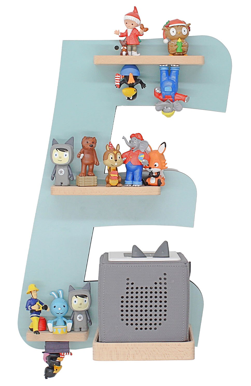 Pastellblaues Wandregal in Form des Buchstabens F mit mehreren Holzablagen und bunten Spielfiguren unten grauer Würfel-Lautsprecher mit Katzenohren, frontal in leichter Schrägansicht von vorn fotografiert.
