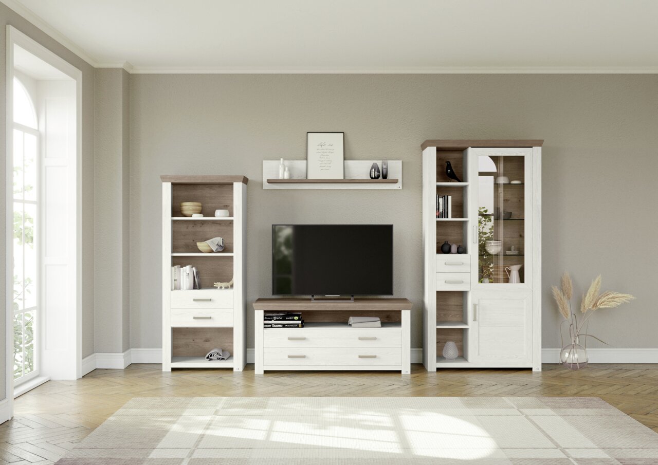 Wohnzimmeransicht mit moderner Vitrine, TV-Schrank und Regal in Holzoptik, frontal betrachtet.